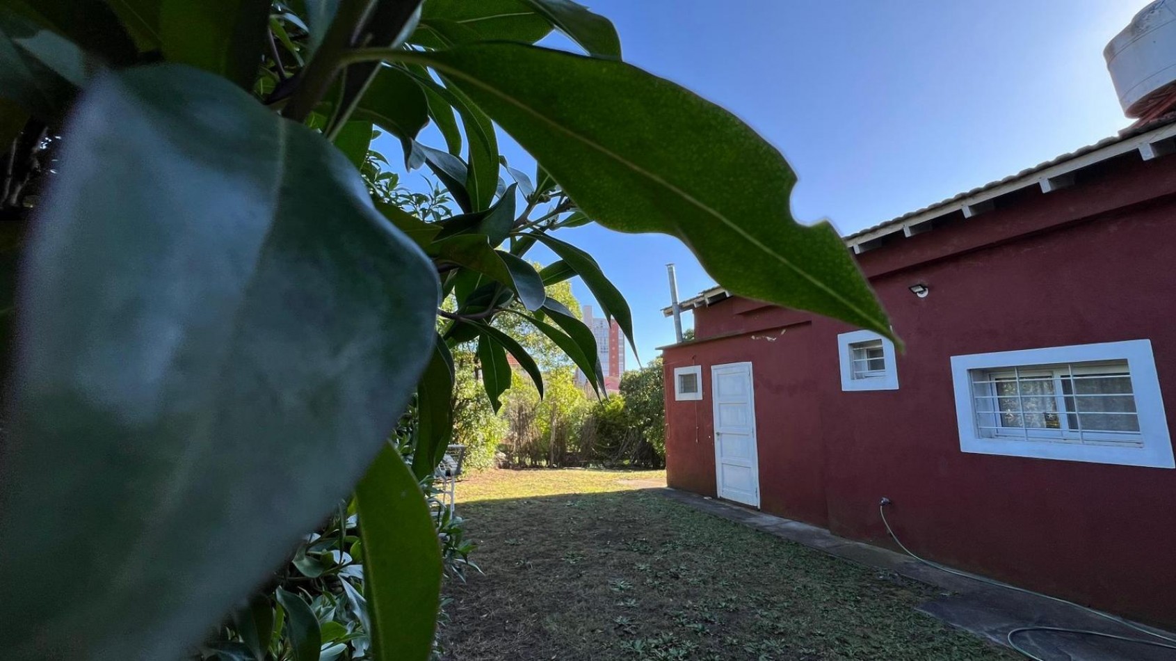 CASA CON LOTE MULTI-FAMILIAR HOTELERO 
