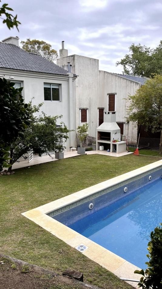 A LA VENTA CASA 5 AMBIENTES CON PISCINA - CENTRO DE VILLA GESELL
