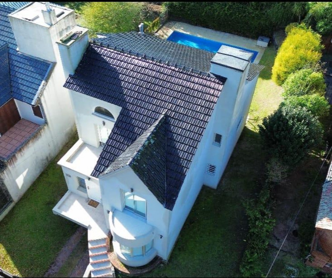 A LA VENTA CASA 5 AMBIENTES CON PISCINA - CENTRO DE VILLA GESELL
