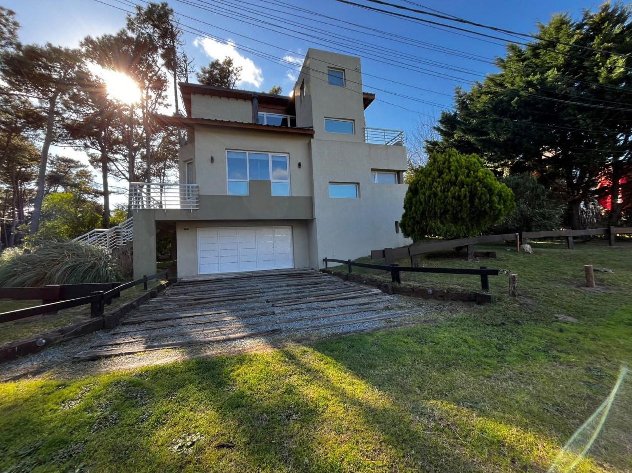 CASA MODERNA A LA VENTA EN MAR AZUL 