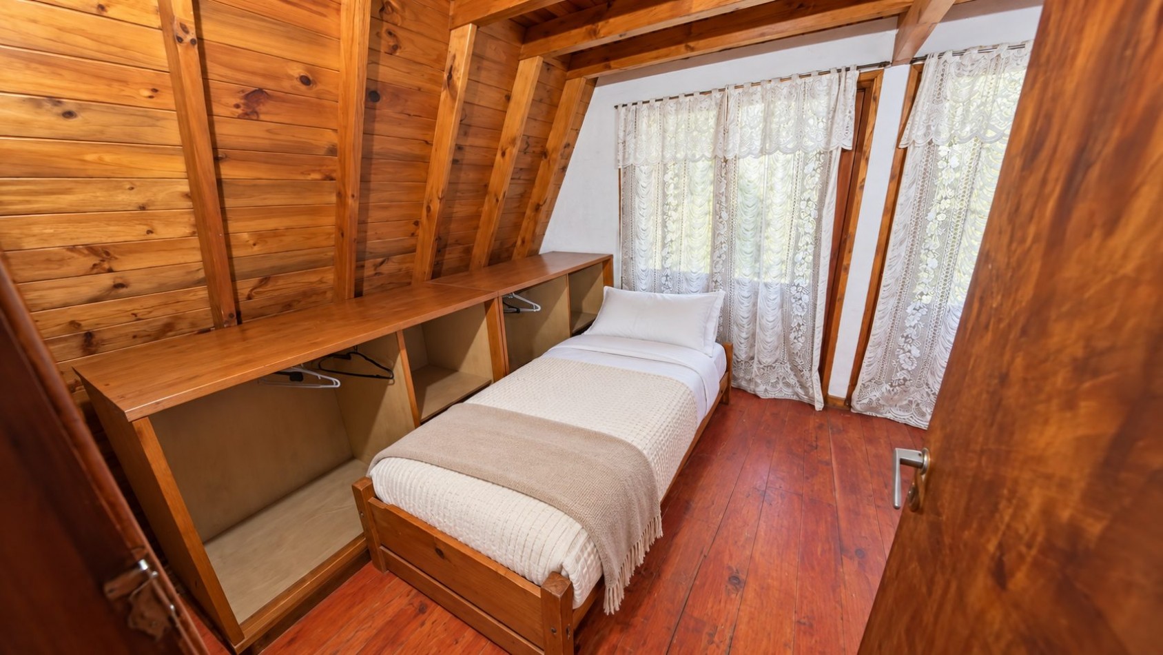 EN ALQUILER CASA 7 AMBIENTES PARA HASTA 14 PERSONAS - VILLA GESELL