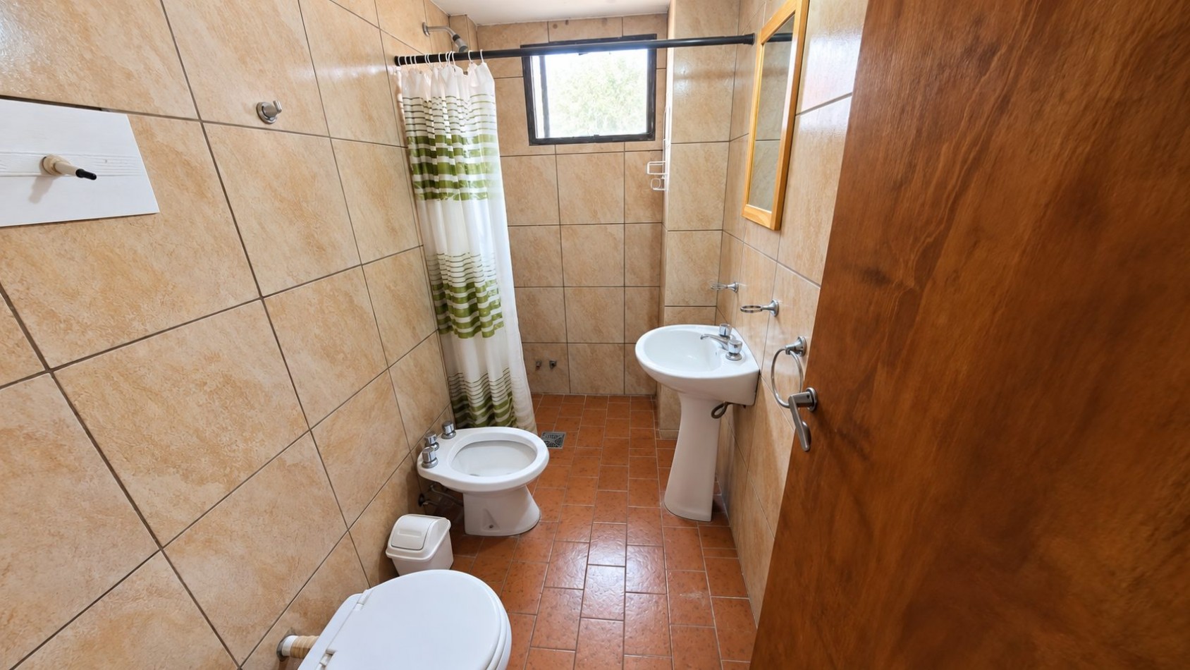 EN ALQUILER CASA 7 AMBIENTES PARA HASTA 14 PERSONAS - VILLA GESELL