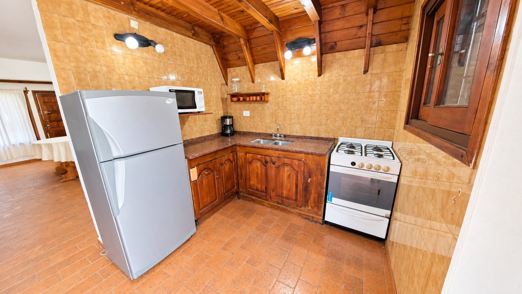 EN ALQUILER CASA 7 AMBIENTES PARA HASTA 14 PERSONAS - VILLA GESELL