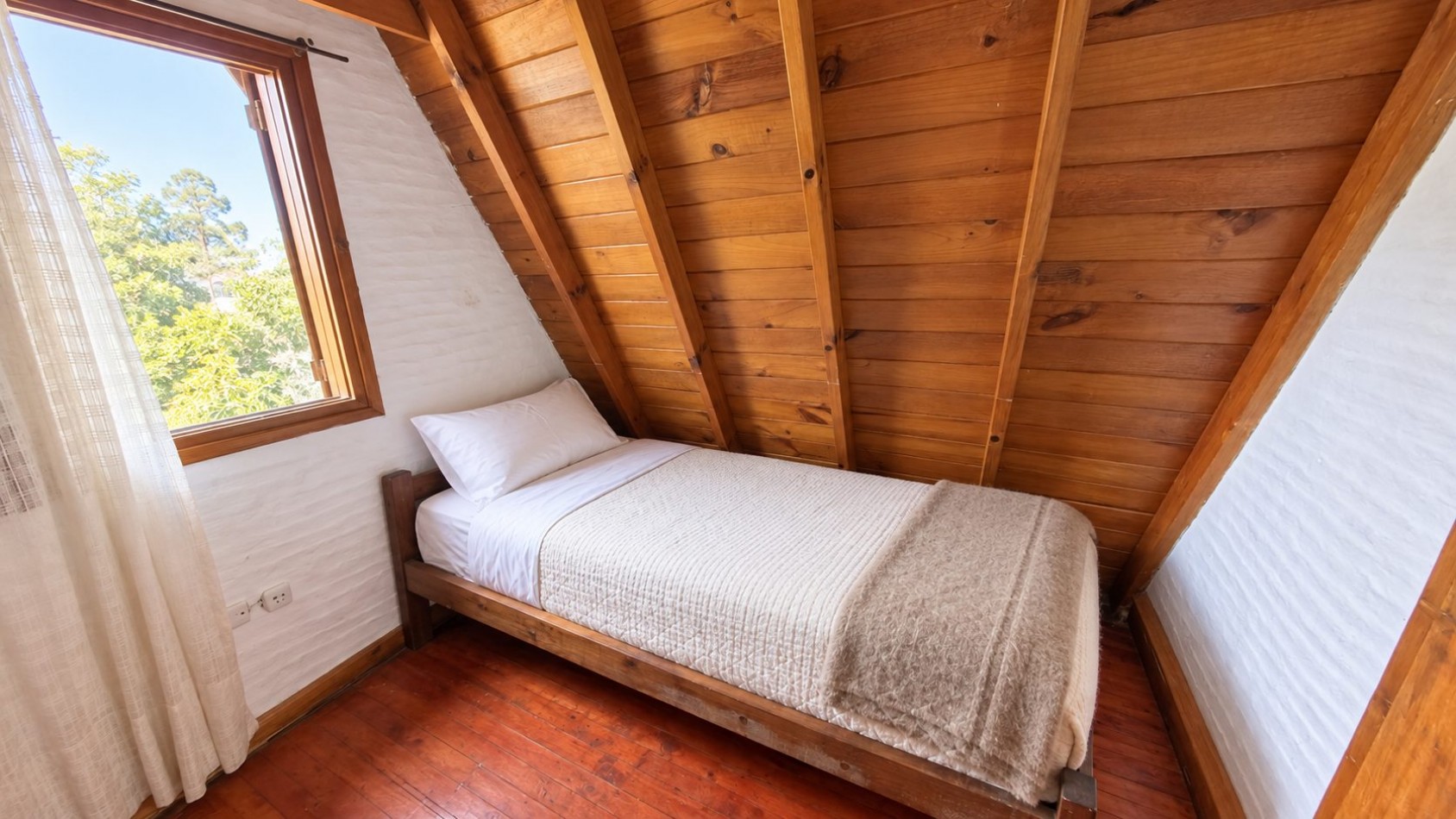 EN ALQUILER CASA 7 AMBIENTES PARA HASTA 14 PERSONAS - VILLA GESELL