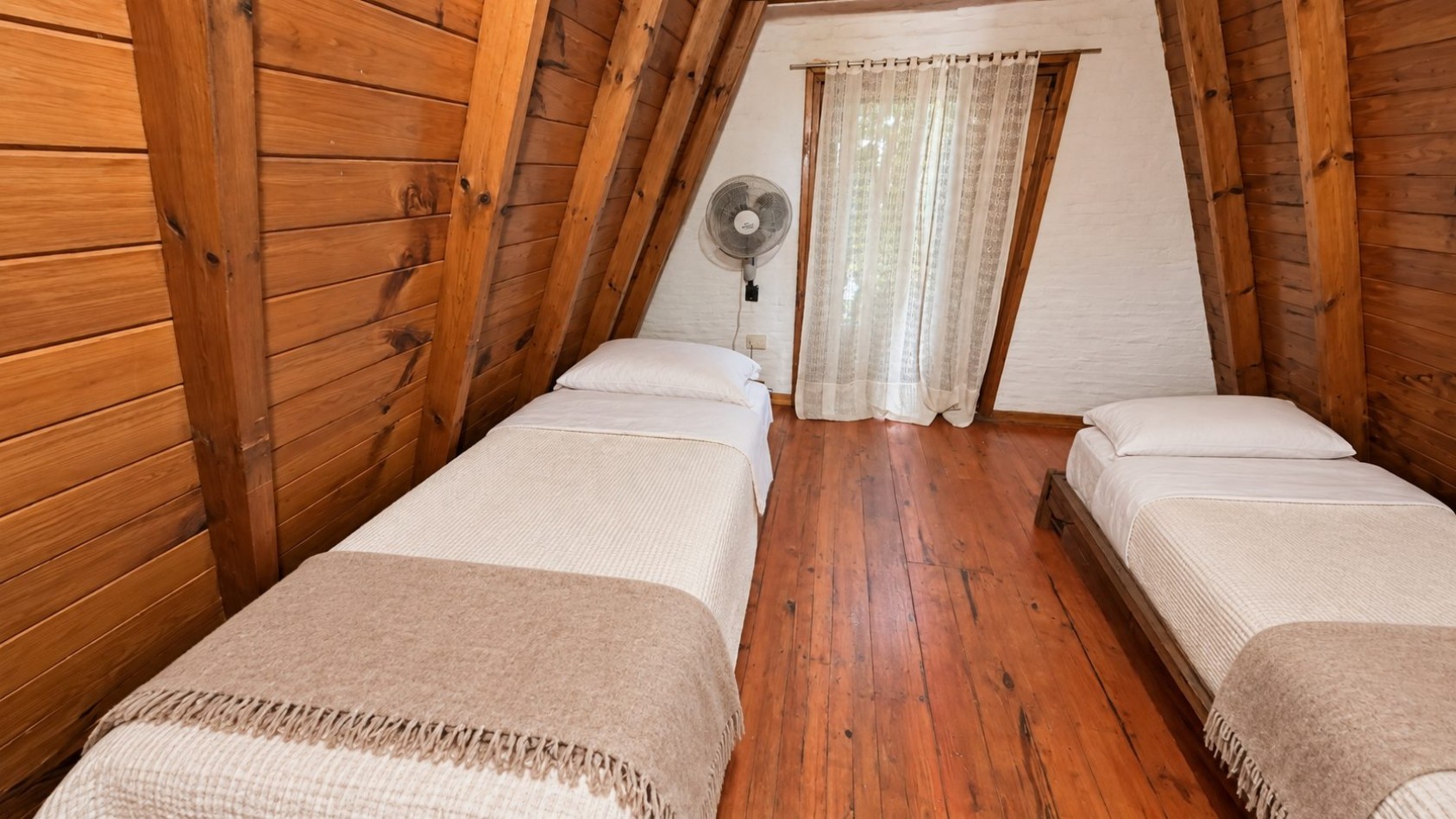 EN ALQUILER CASA 7 AMBIENTES PARA HASTA 14 PERSONAS - VILLA GESELL