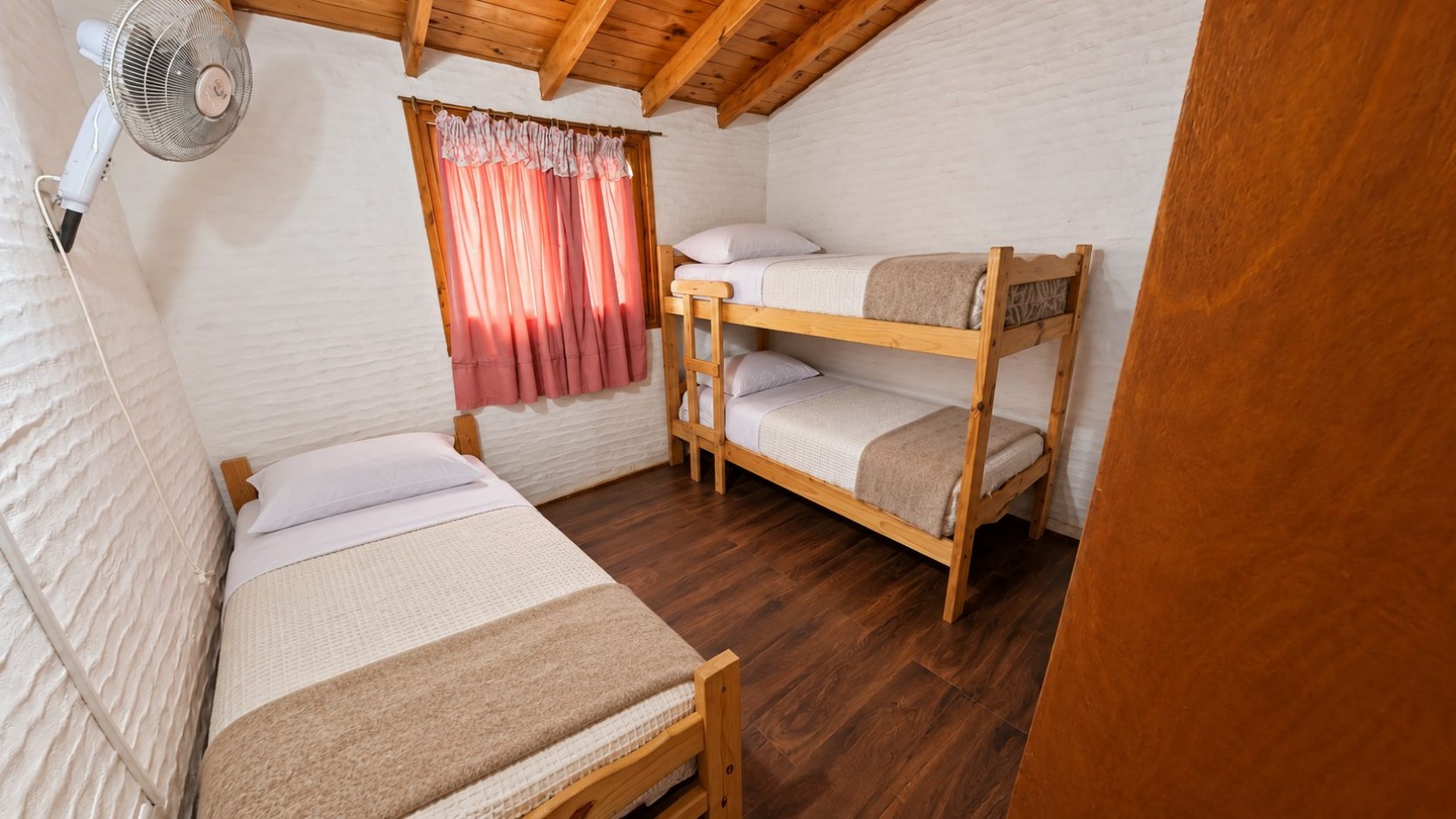 EN ALQUILER CASA 7 AMBIENTES PARA HASTA 14 PERSONAS - VILLA GESELL